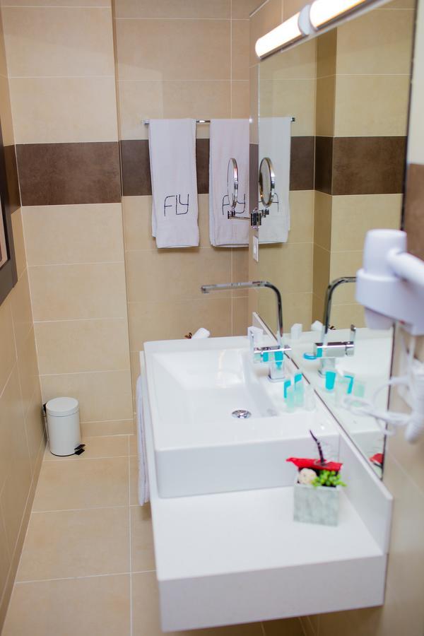 ליברוויל Fly Hotel מראה חיצוני תמונה
