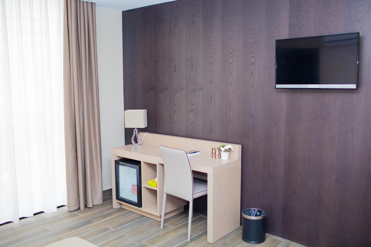 ליברוויל Fly Hotel מראה חיצוני תמונה